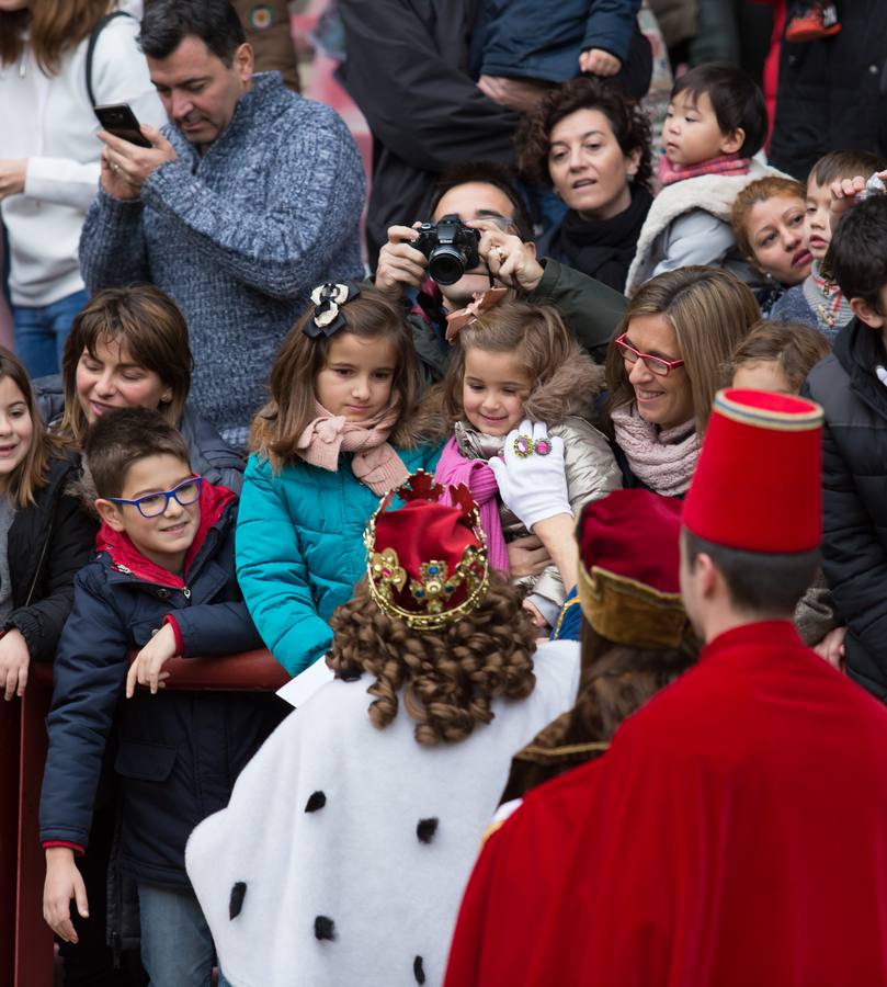 Todos querían darle la mano a Melchor, Gaspar y Baltasar