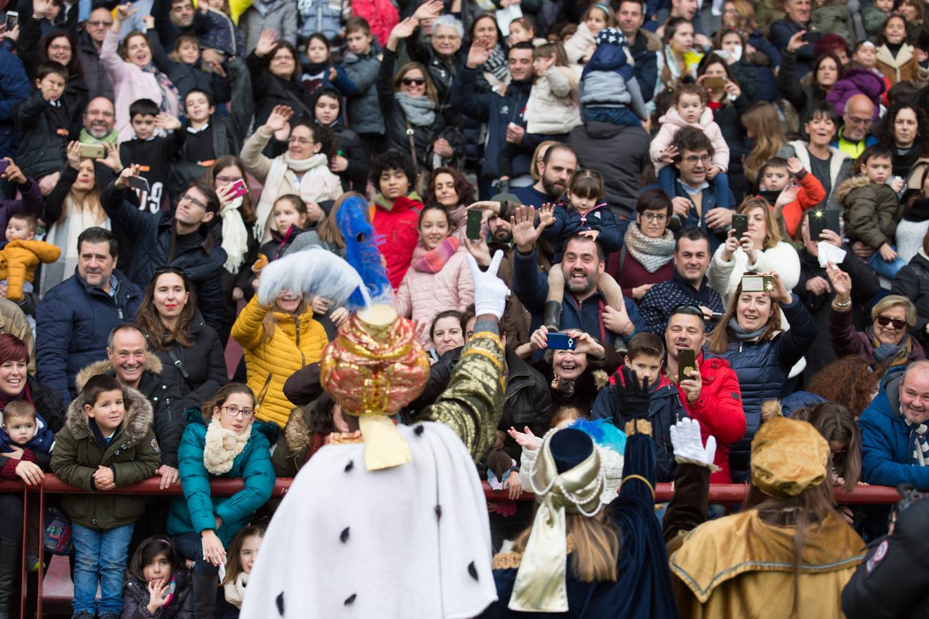 Todos querían darle la mano a Melchor, Gaspar y Baltasar