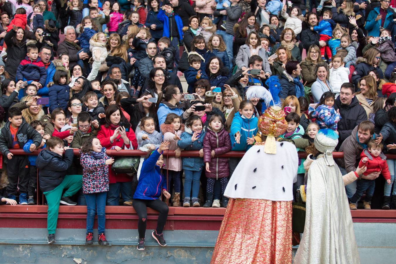 Todos querían darle la mano a Melchor, Gaspar y Baltasar