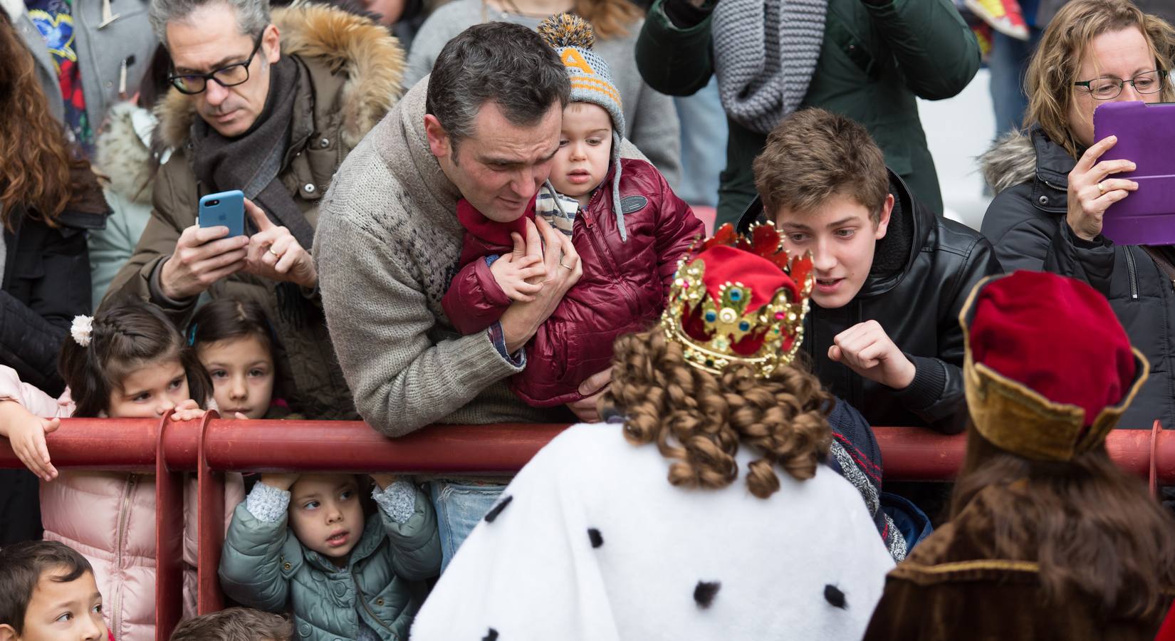 Todos querían darle la mano a Melchor, Gaspar y Baltasar