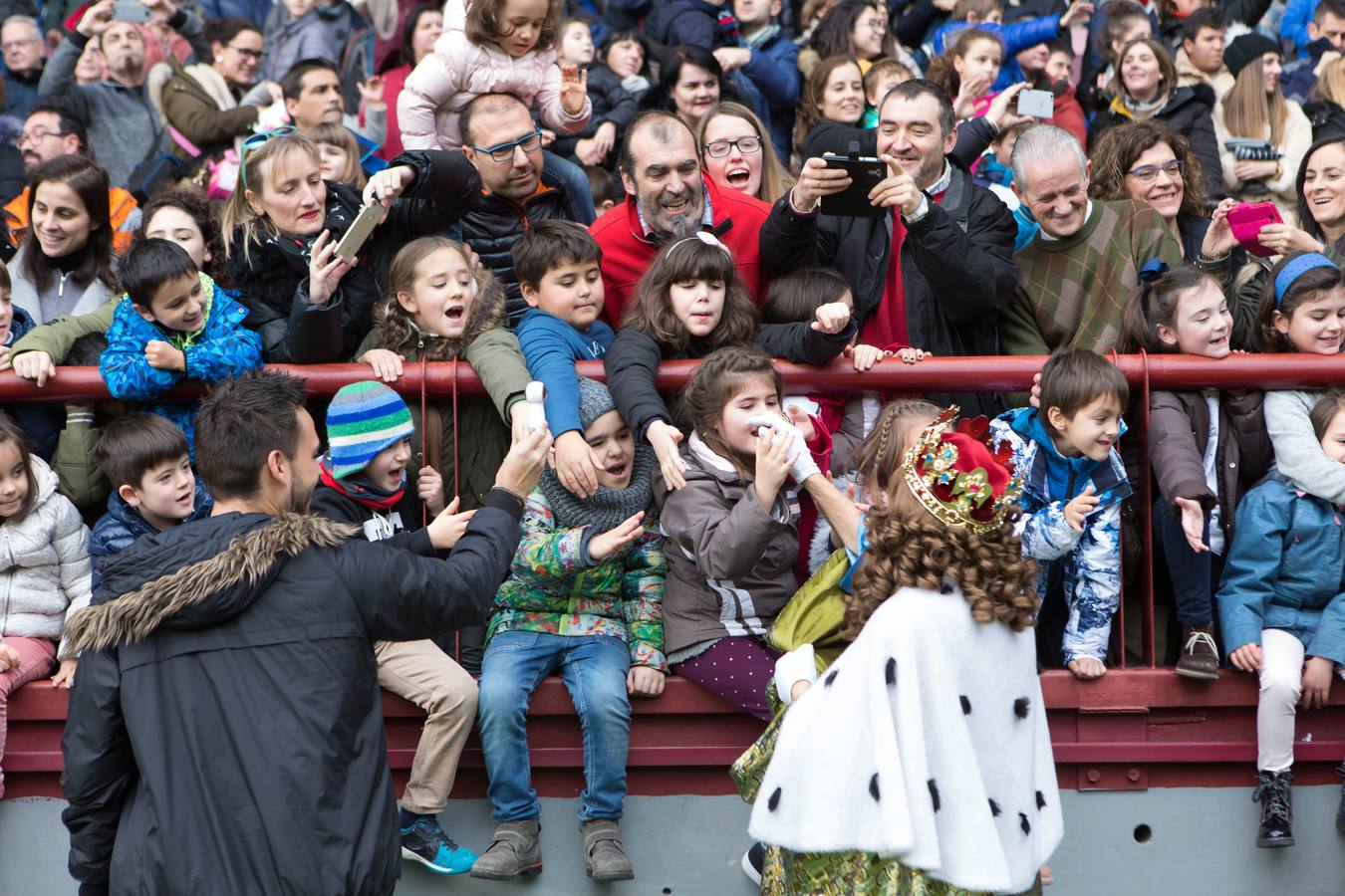 Todos querían darle la mano a Melchor, Gaspar y Baltasar