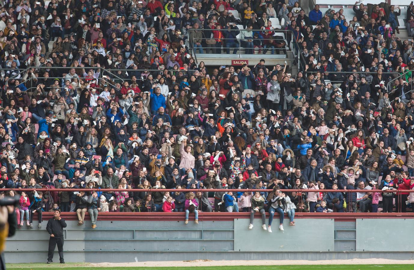 En las gradas del campo de fútbol no podían dejar de mirar hoy al cielo mientras llegaban en el Bhelma III