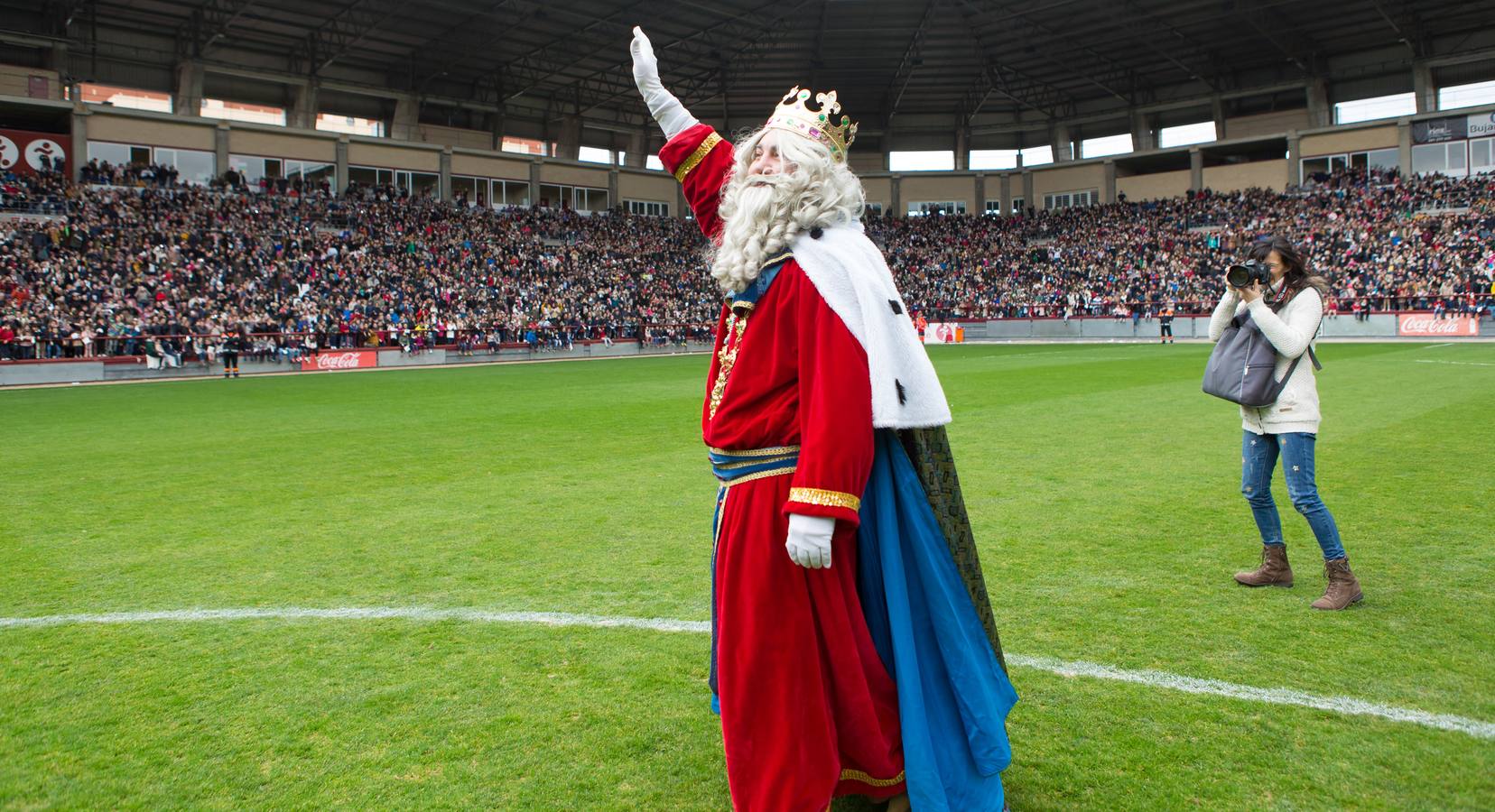 En las gradas del campo de fútbol no podían dejar de mirar hoy al cielo mientras llegaban en el Bhelma III