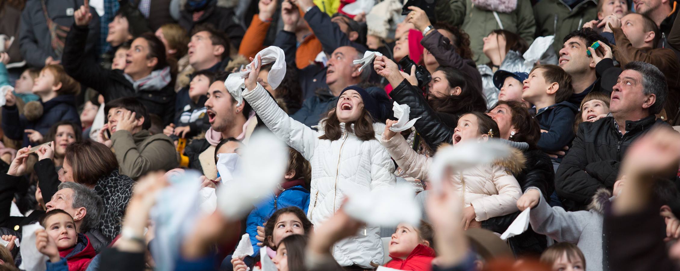 En las gradas del campo de fútbol no podían dejar de mirar hoy al cielo mientras llegaban en el Bhelma III