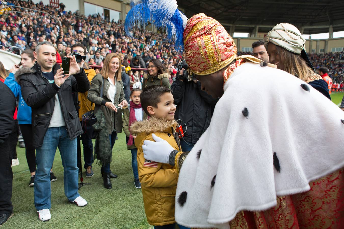 En las gradas del campo de fútbol no podían dejar de mirar hoy al cielo mientras llegaban en el Bhelma III