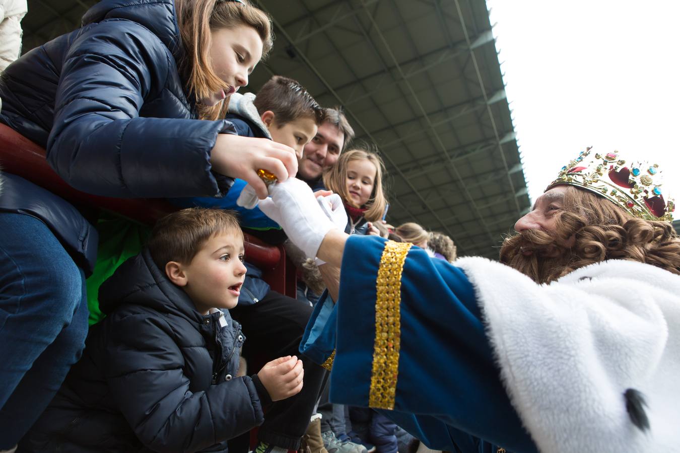 En las gradas del campo de fútbol no podían dejar de mirar hoy al cielo mientras llegaban en el Bhelma III