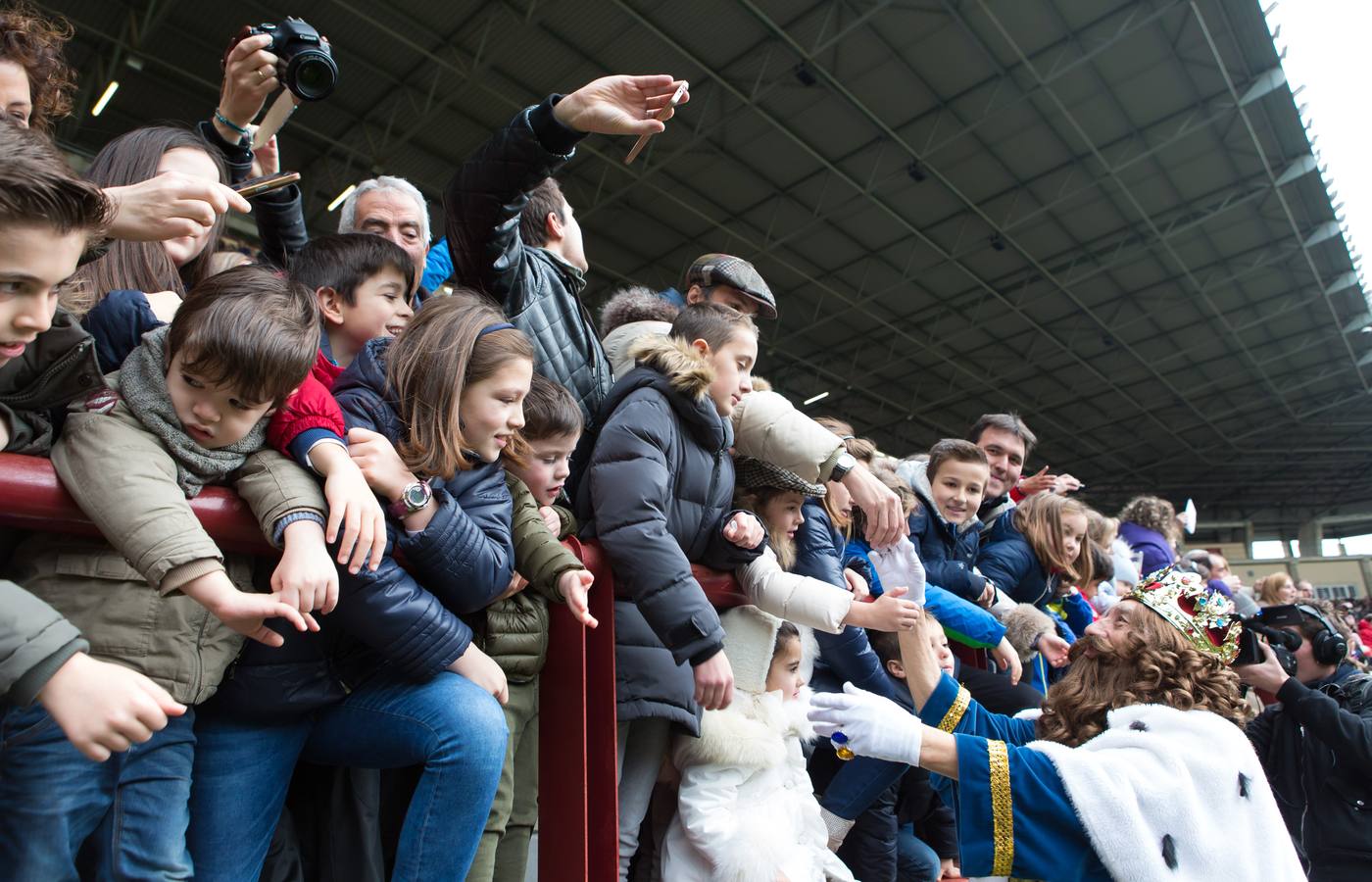 En las gradas del campo de fútbol no podían dejar de mirar hoy al cielo mientras llegaban en el Bhelma III