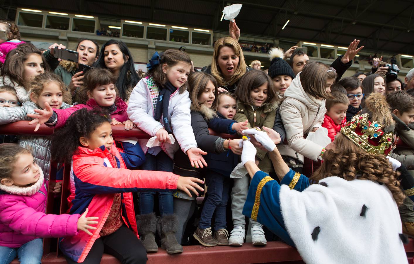 En las gradas del campo de fútbol no podían dejar de mirar hoy al cielo mientras llegaban en el Bhelma III