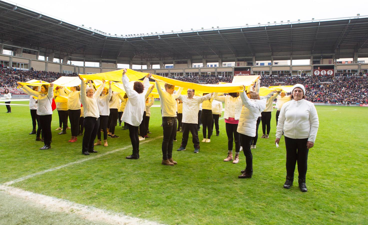 En las gradas del campo de fútbol no podían dejar de mirar hoy al cielo mientras llegaban en el Bhelma III