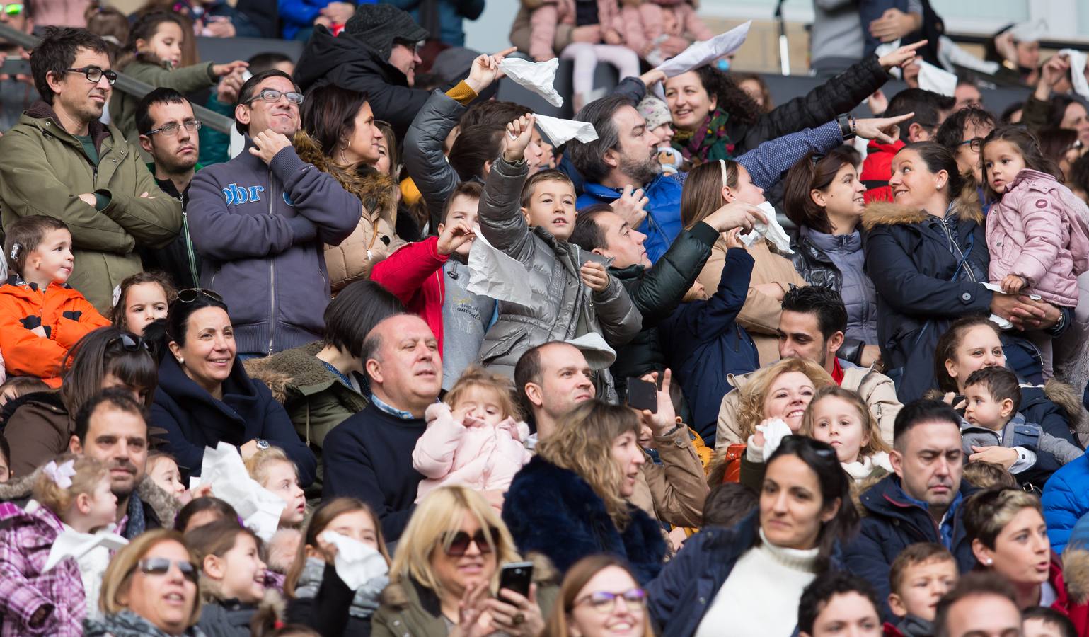 En las gradas del campo de fútbol no podían dejar de mirar hoy al cielo mientras llegaban en el Bhelma III