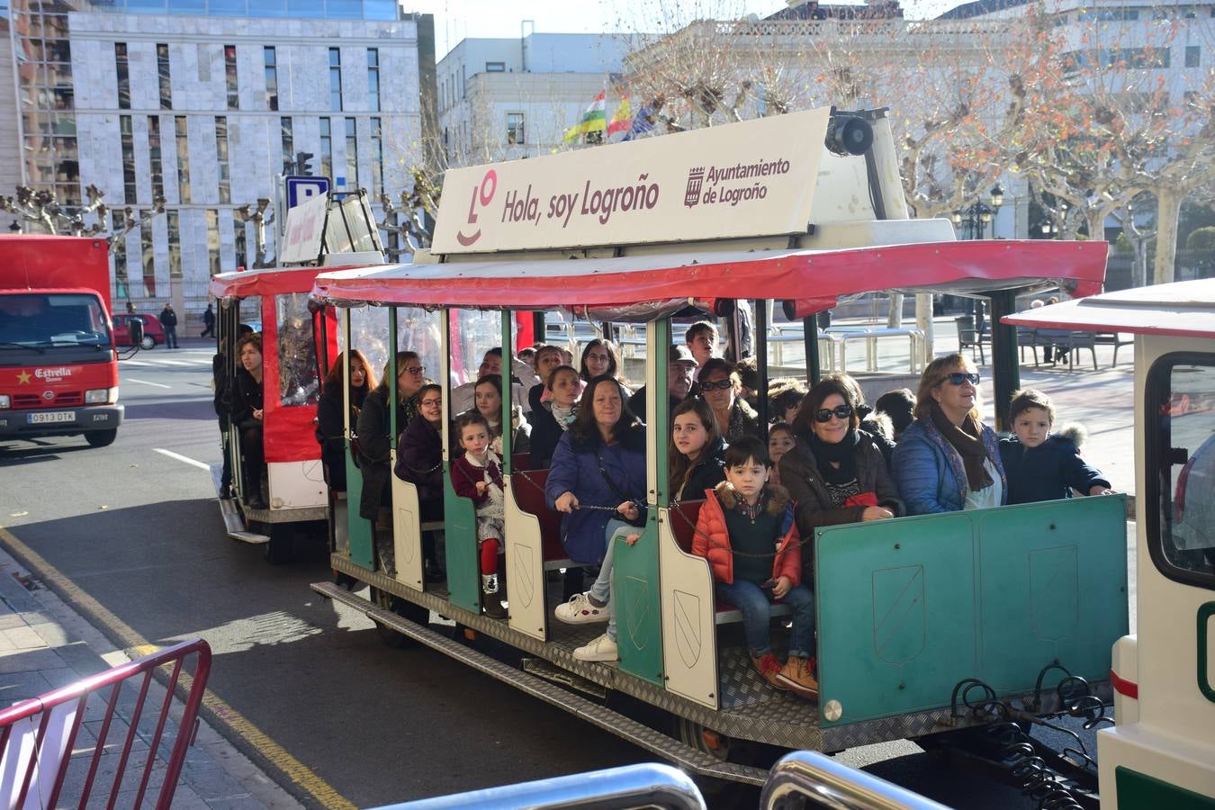 Pequeños y mayores pasean estos días de esta divertida manera por las calles de la capital riojana