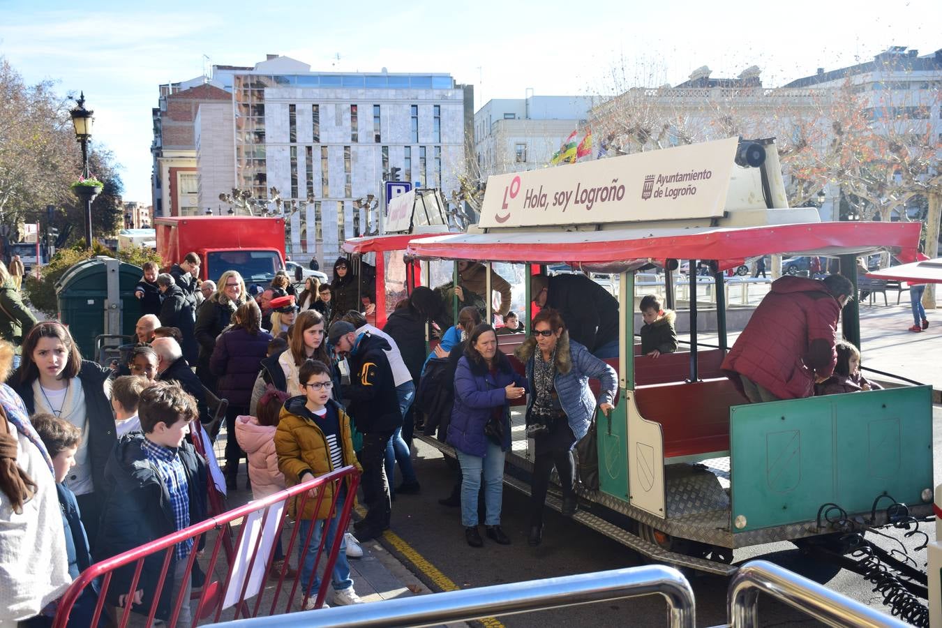 Pequeños y mayores pasean estos días de esta divertida manera por las calles de la capital riojana