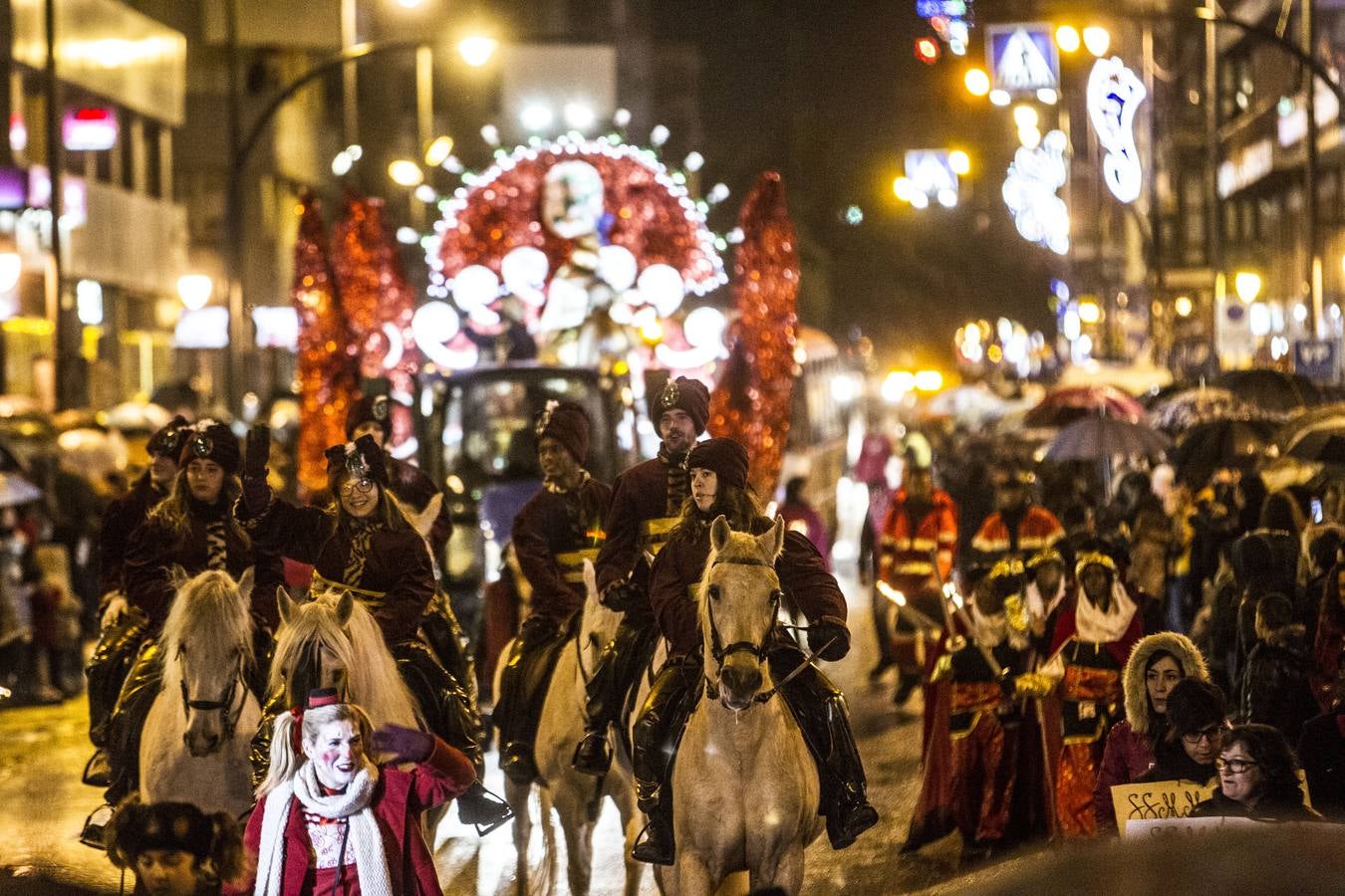 La lluvia no impidió la celebración del desfile en el que no faltaron los paraguas