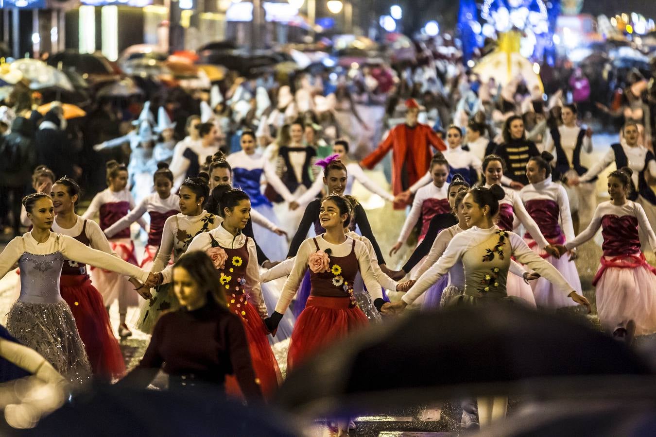 La lluvia no impidió la celebración del desfile en el que no faltaron los paraguas