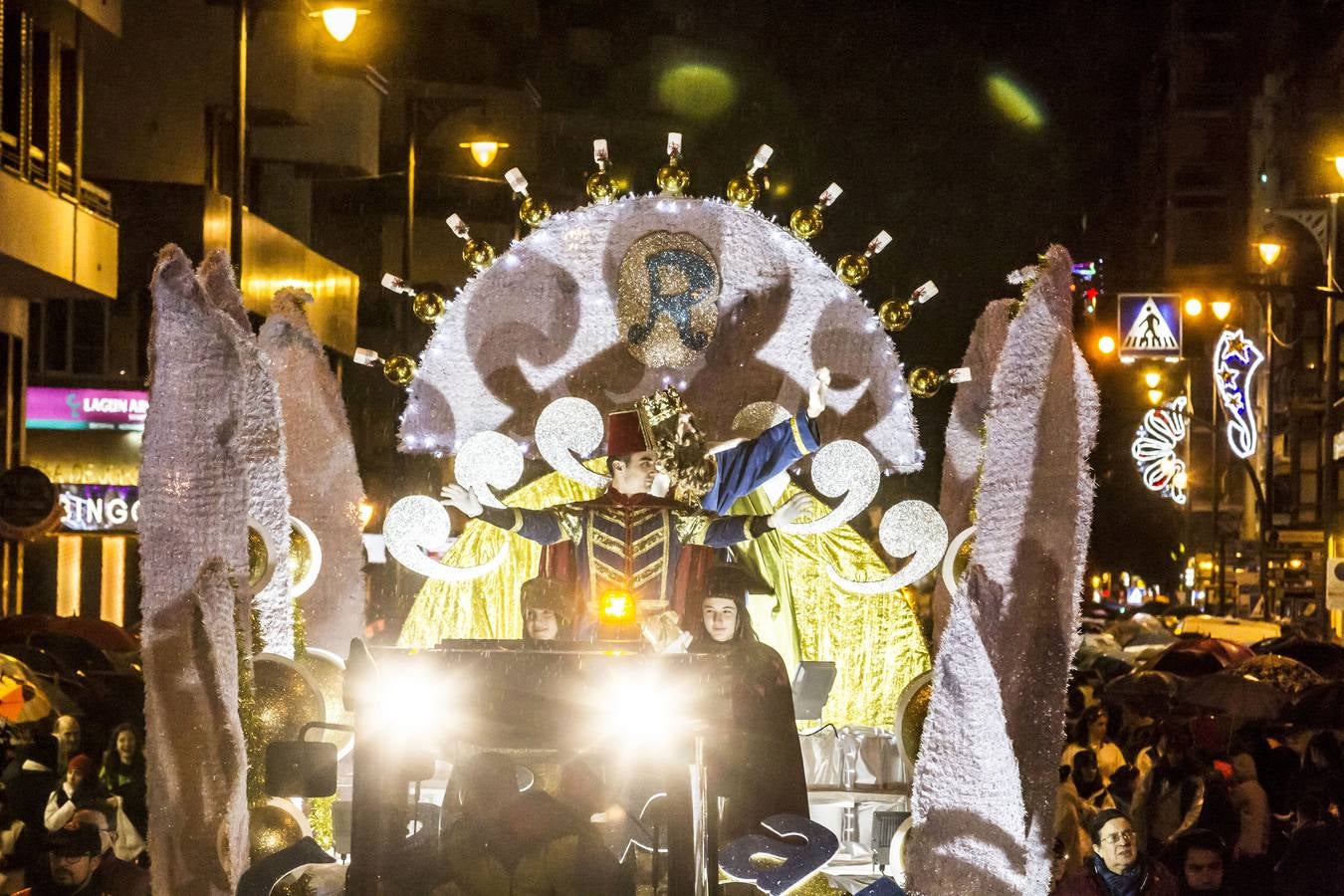 La lluvia no impidió la celebración del desfile en el que no faltaron los paraguas