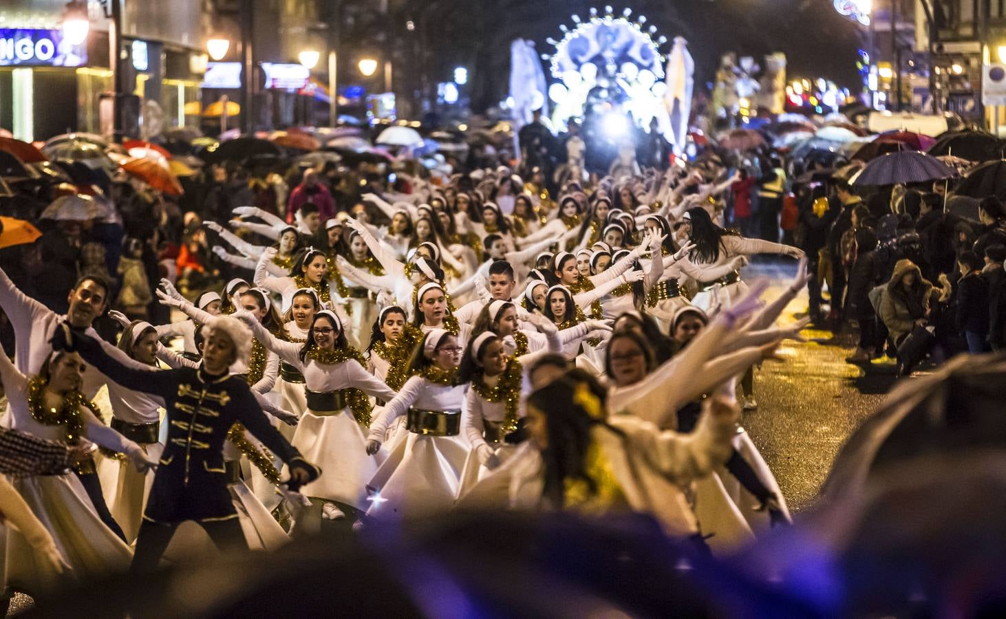 La lluvia no impidió la celebración del desfile en el que no faltaron los paraguas