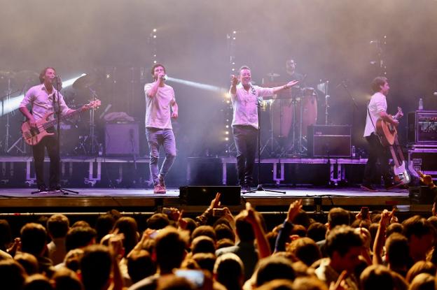 Juntos. Los componentes de las dos bandas compartiendo el tema 'Perdonarme'.