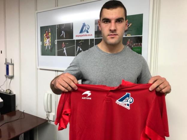Pedro Ruiz posa con su nueva camiseta en Eibar. :: aspepelota