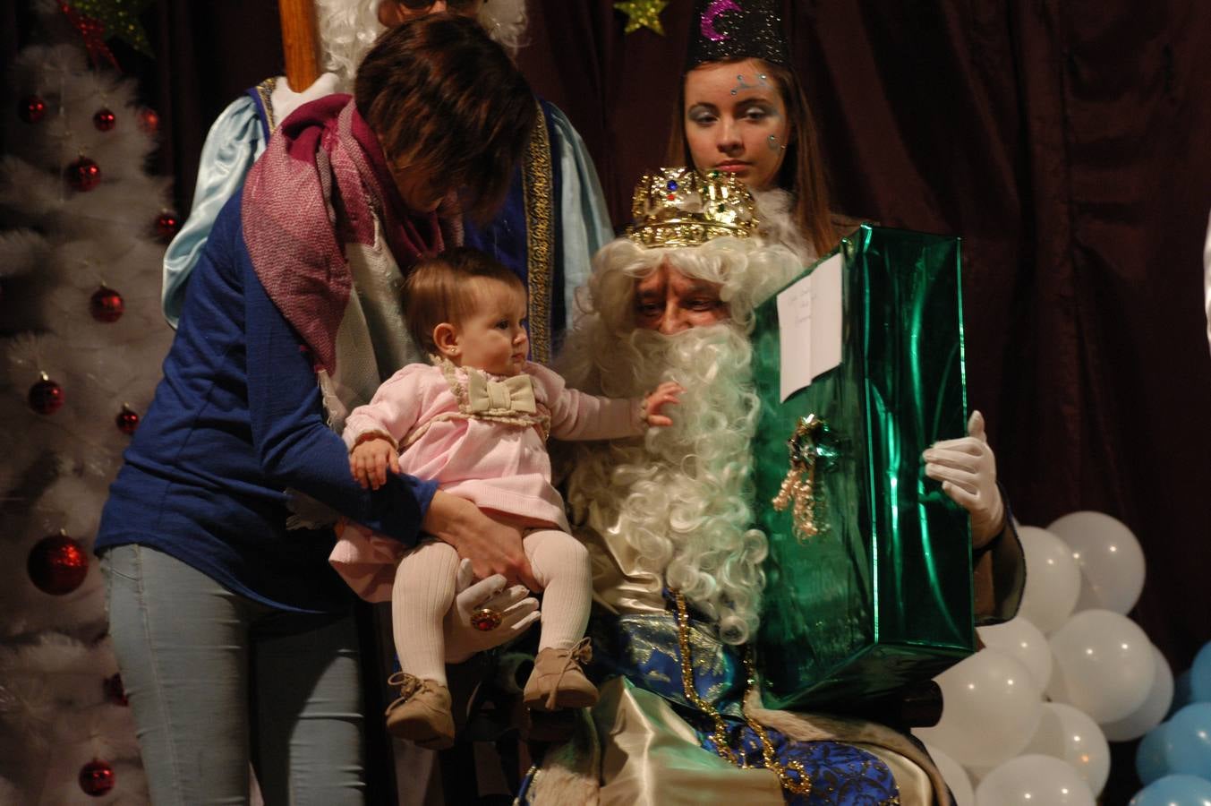 Los más pequeños del municipio disfrutaron de la noche previa a Reyes