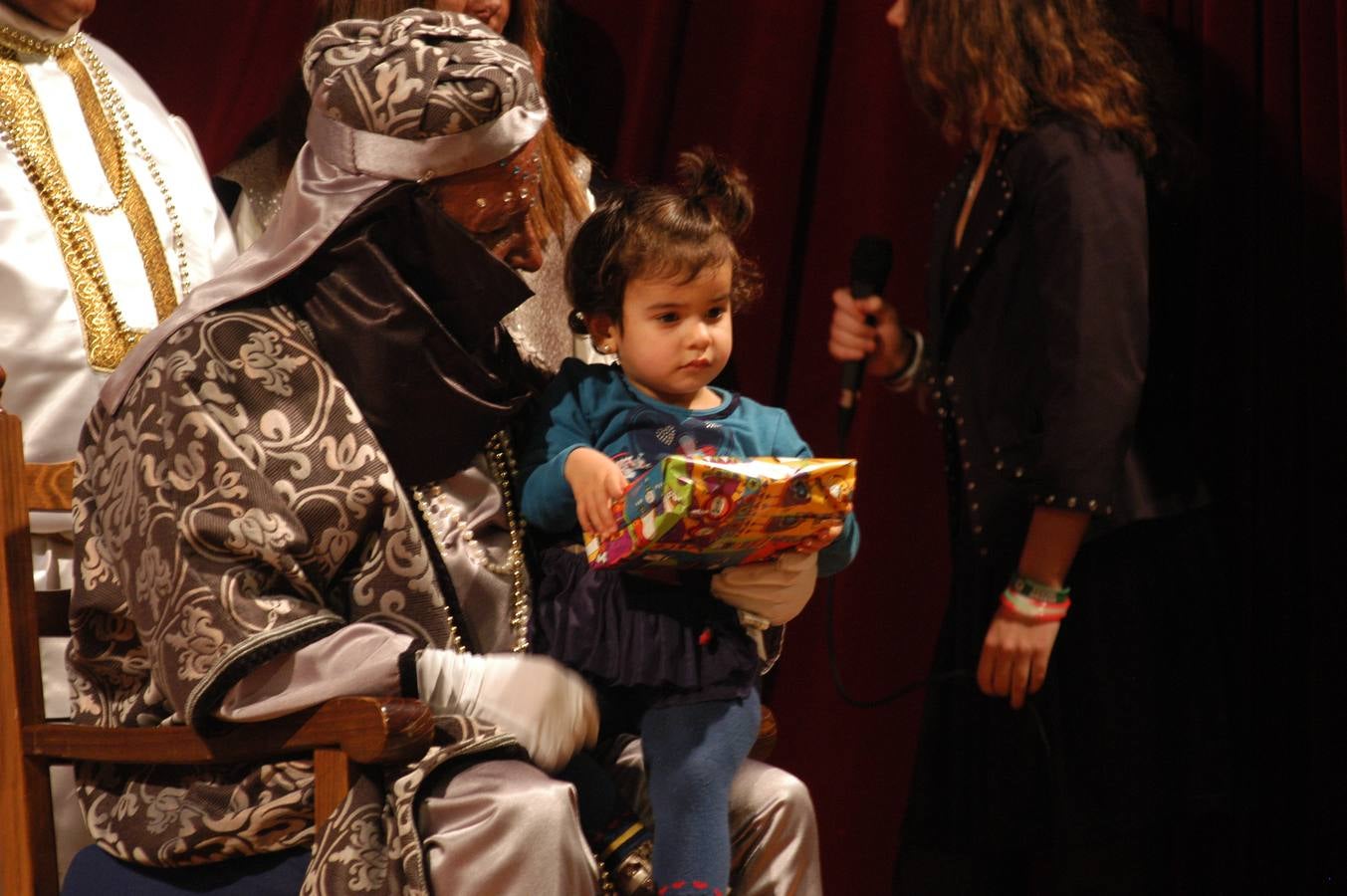 Los más pequeños del municipio disfrutaron de la noche previa a Reyes