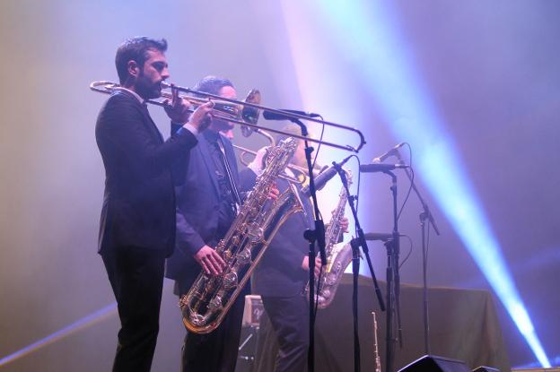 Freedonia. La cantante Maika, de la banda madrileña. A la derecha, la sección de vientos.