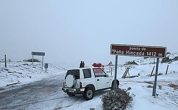 Paso por el puerto de Peña Hincada en una nevada anterior / .