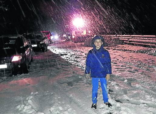 El hijo de Mónica, junto a la quitanieves. ::