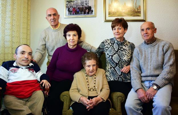 Carmen Las Heras, en Logroño, junto a dos de sus hijos, nuera, yerno y nieto. :: miguel herreros