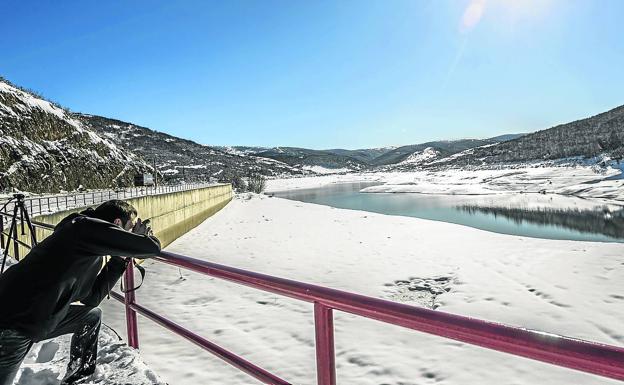 Instantánea ayer del embalse de Pajares con la nieve acumulada durante el pasado fin de semana. :: 