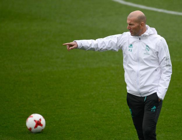 Zinedine Zidane, durante el entrenamiento de ayer :: afp
