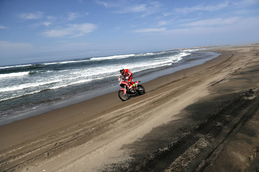 El piloto español Marc Sola conduce su KTM durante la quinta etapa del Dakar. 