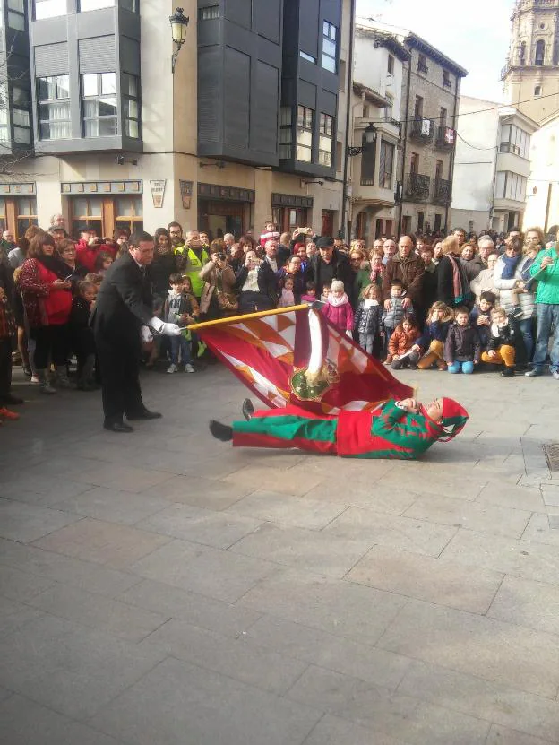 El revolcón del Katxi, uno de los actos más representativos de las fiestas de Oyón. :: i. garcía