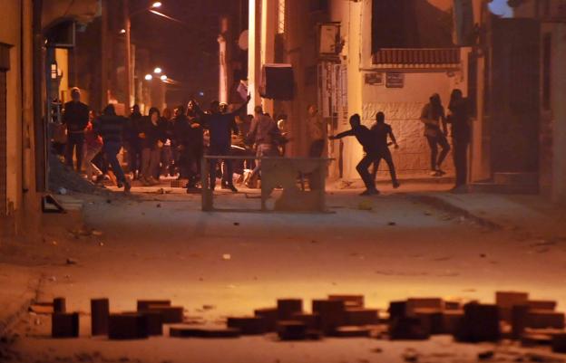 Manifestantes lanzaron piedras a la Policía, que respondió con gases lacrimógenos. :: S. H. / afp