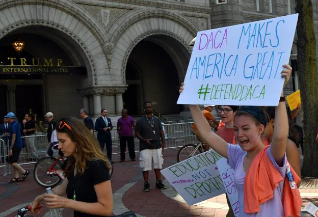 Imagen de partidarios de los 'soñadores' que se movilizaron la pasada semana frente al hotel Trump de Washington. :: Paul J. RICHARDS / afp
