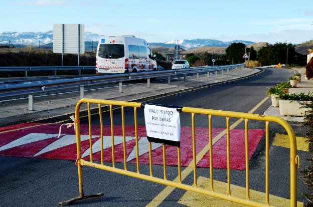 Camino paralelo a la LR-134 y de conexión con las pistas municipales de atletismo, cortado al tráfico para la ejecución del carril bici. :