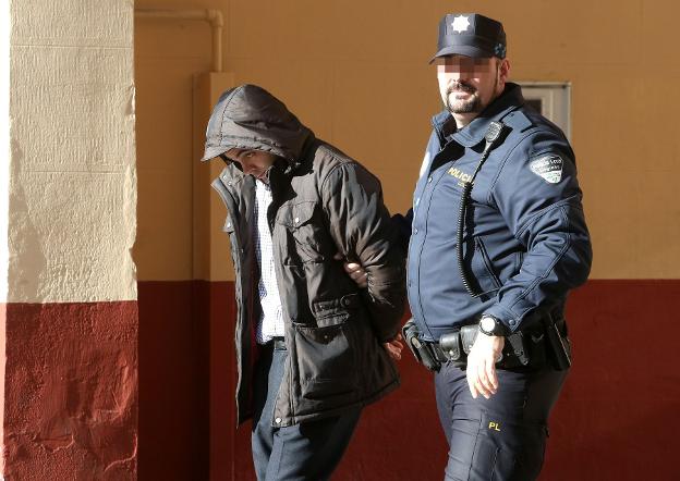 El ladrón detenido ayer. :: j.m.