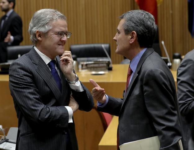 El presidente de la CNMV, Sebastián Albella, junto al diputado del PSOE, Pedro Saura, ayer en el Congreso. :: efe