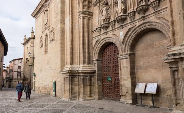 Puerta principal de acceso a la catedral y, a su lado, el arco en el que se abrirá la 'Puerta del perdón', de cara al jubileo del 2019. :: albo