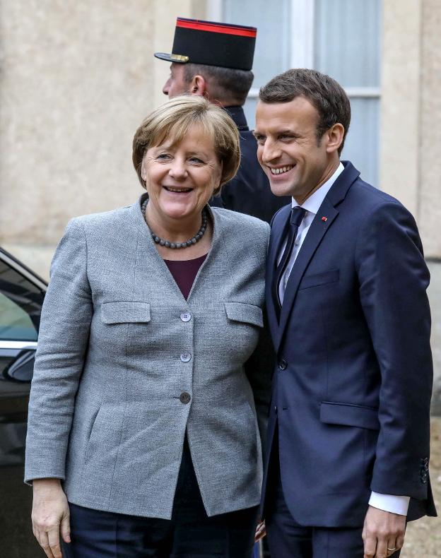 El presidente galo Macron recibe a la canciller Angela Merkel en un encuentro del pasado diciembre. :: afp