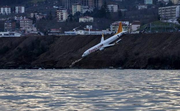 Un avión en la pendiente del aeropuerto de Trebisonda. 