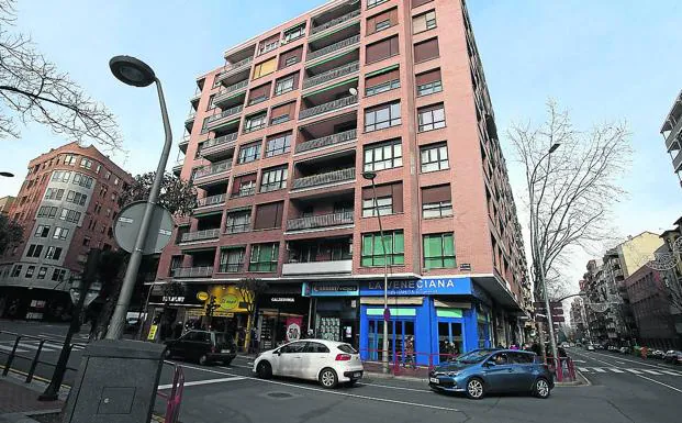 El edificio situado entre las calles San Antón, Pérez Galdós y Vara de Rey también debe pasar la ITE. :: 
