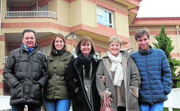 Imagen principal - Los protagonistas de la nueva obra de Tagaste que se estrenará el próximo sábado. | Con ‘El sueño de Nunca Jamás’ se llenó el teatro varias veces. | ‘¿Y el doctor no está?’, otra de las obras del grupo. :: 