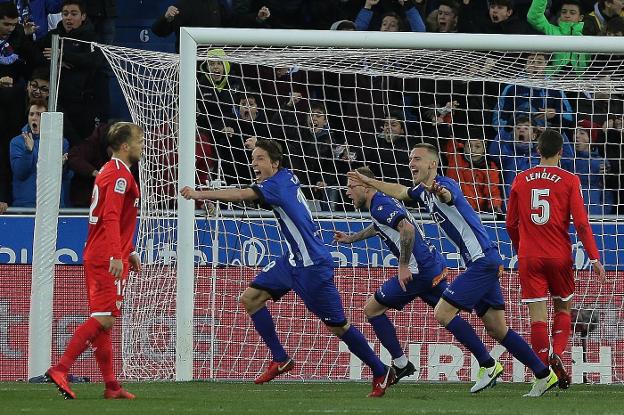 Los jugadores del Alavés festejan su único y victorioso gol. :: efe