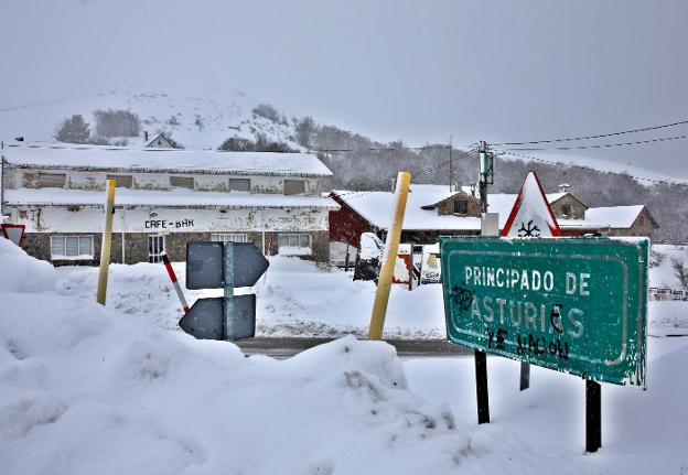 La nieve se acumula en el puerto de Tarna, entre el límite entre León y Asturias. :: Damián Arienza / efe