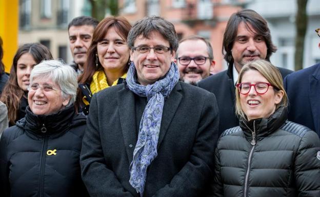Puigdemont pide a Rajoy que «sea demócrata» y respete la restitución del Parlament