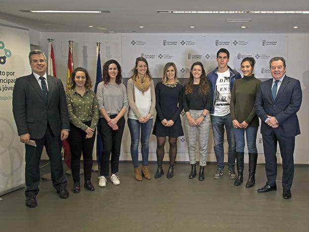 Siete de los ocho becarios de Internacionalización de la ADER, ayer flanqueados por Cerina y Ureña. :: G.R.