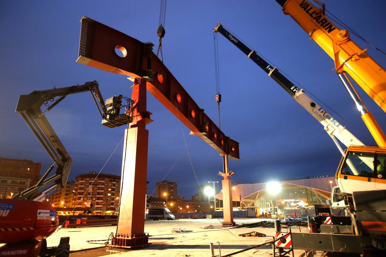 Las obras de la estación avanzan a buen ritmo con la instalación de dos enormes piezas metálicas de 35 toneladas.