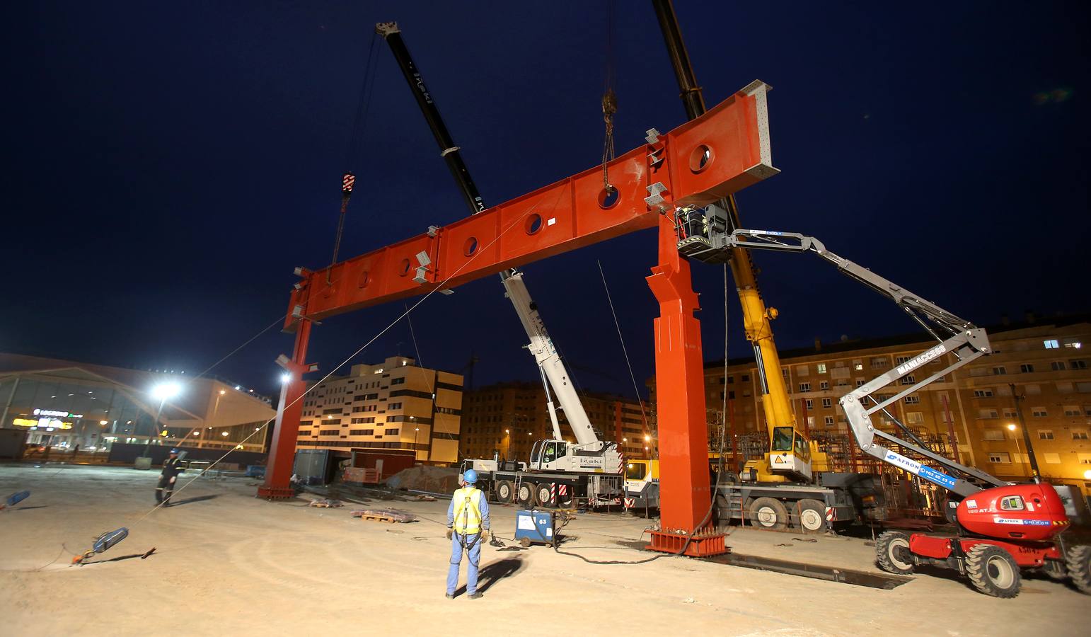 Las obras de la estación avanzan a buen ritmo con la instalación de dos enormes piezas metálicas de 35 toneladas.