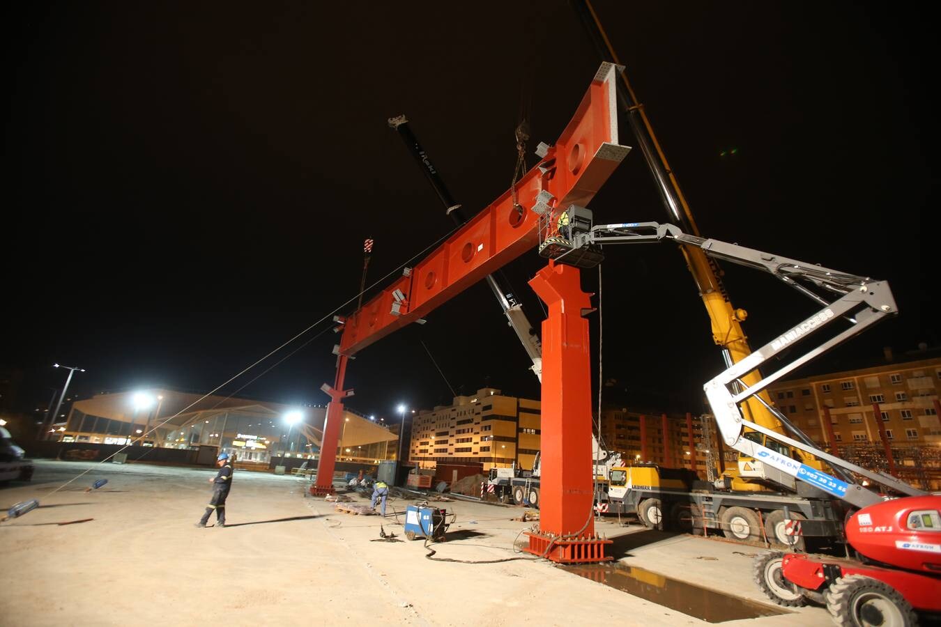 Las obras de la estación avanzan a buen ritmo con la instalación de dos enormes piezas metálicas de 35 toneladas.