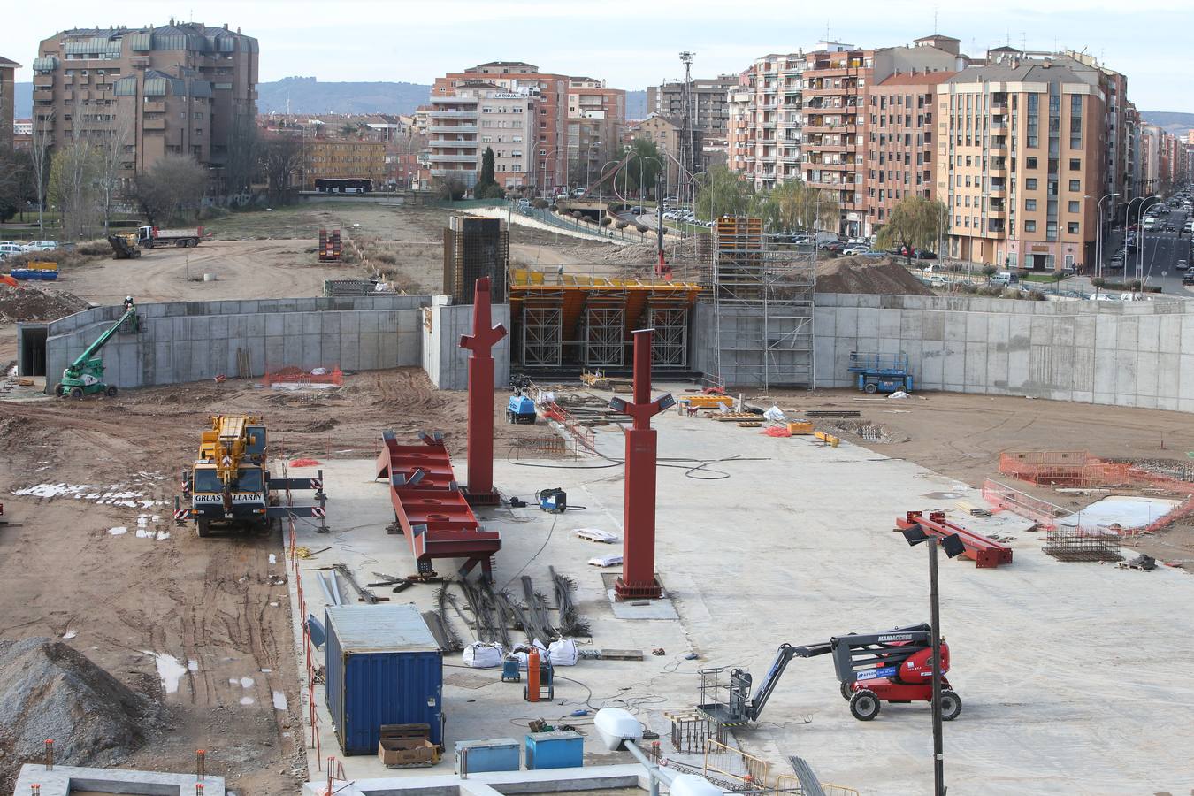 Las obras de la estación avanzan a buen ritmo con la instalación de dos enormes piezas metálicas de 35 toneladas.